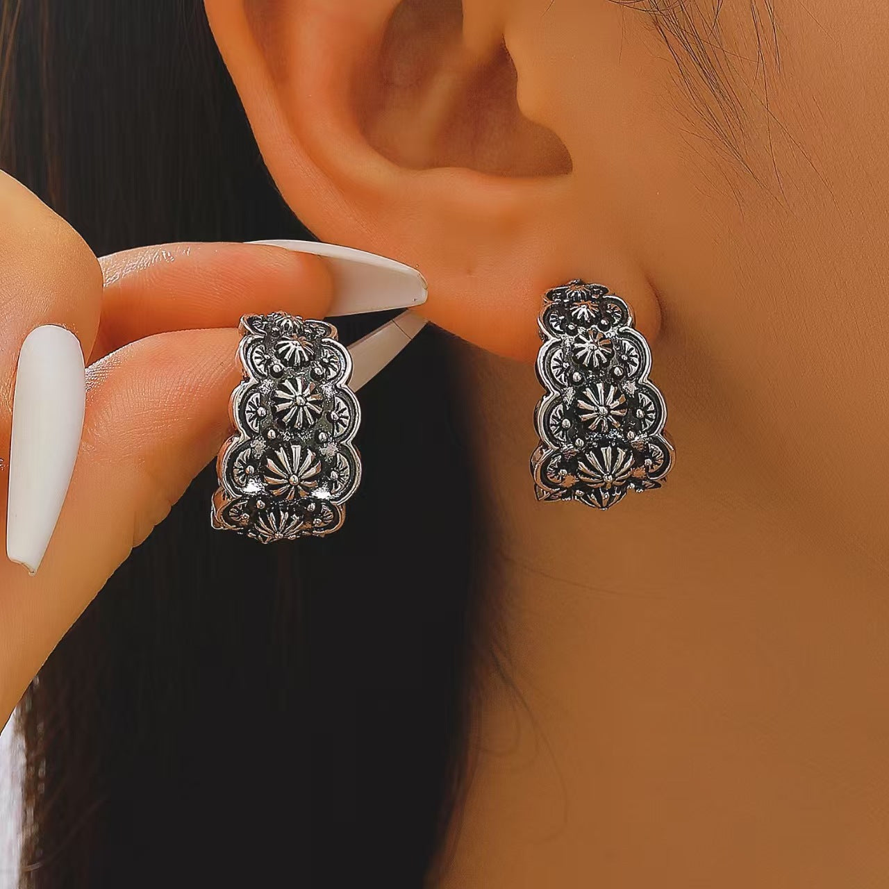 Wholesale Retro ethnic style C-shaped oval carved earrings